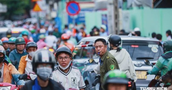 Lăng kính bạn đọc: Để cổng trường thông thoáng, an toàn