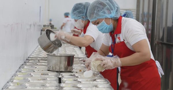 Lăng kính bạn đọc: Tiêu chuẩn cao cho bữa ăn bán trú