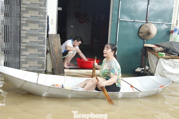 Làng nghề trăm tuổi Thổ Hà chìm trong nước lũ