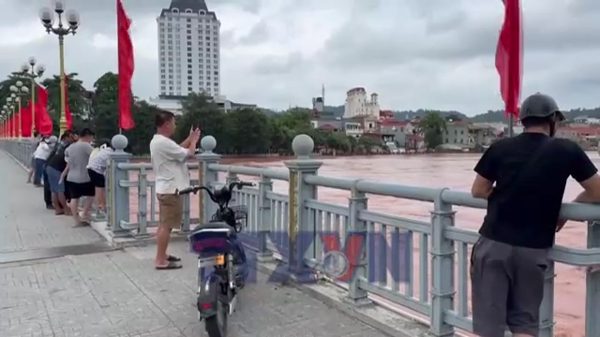 Lạng Sơn: Cảnh báo việc hiếu kỳ xem lũ tiềm ẩn nguy cơ mất an toàn