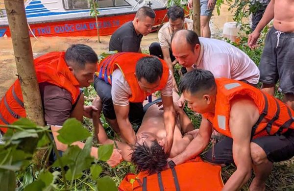 Lạng Sơn cứu vớt kịp thời 7 người bị lật xuồng máy do nước chảy xiết
