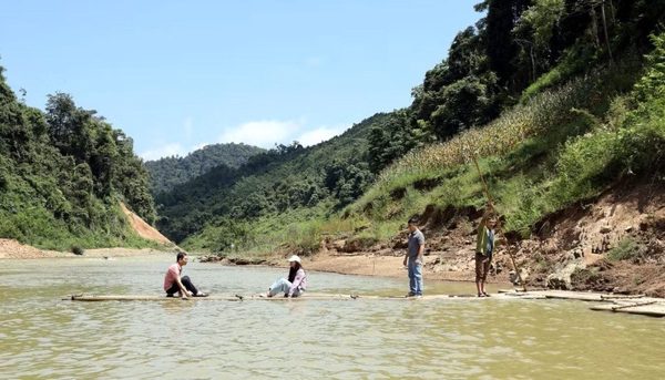 Lạng Sơn xác minh thông tin học sinh đi bè qua sông đến trường