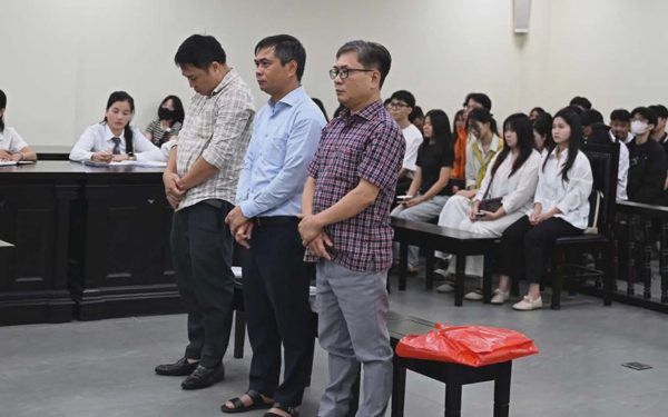 Lãnh 3 năm tù vụ ‘ăn chặn’ tiền A80, cựu hiệu trưởng bật khóc cảm ơn sinh viên đã xin giảm án