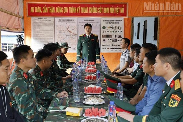 Lãnh đạo Bộ Chỉ huy Quân sự tỉnh Điện Biên thăm, động viên lực lượng rà phá bom mìn tại xã biên giới Sín Thầu