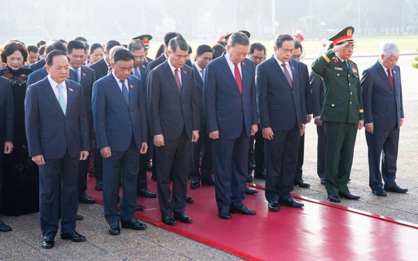 Lãnh đạo Đảng, Nhà nước, đại biểu Quốc hội vào lăng viếng Chủ tịch Hồ Chí Minh