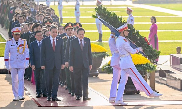 Lãnh đạo Đảng, Nhà nước, đại biểu Quốc hội vào Lăng viếng Chủ tịch Hồ Chí Minh