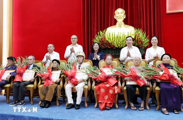 Lãnh đạo Đảng, Nhà nước trao tặng Huy hiệu 80 năm tuổi Đảng cho các đảng viên lão thành
