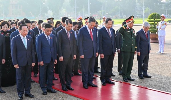 Lãnh đạo Đảng, Nhà nước và đại biểu Quốc hội vào Lăng viếng Chủ tịch Hồ Chí Minh