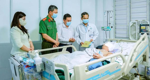 Lãnh đạo Đồng Nai thăm nạn nhân sống sót duy nhất sau vụ thảm sát
