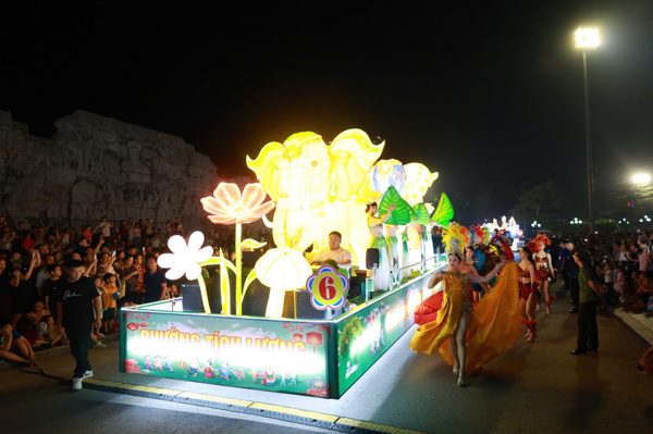 Lãnh đạo phường ở Thái Nguyên nói gì về việc các vũ công rước đèn Trung thu mặc phản cảm?