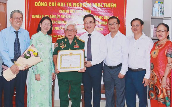 Lãnh đạo Thành ủy TP.HCM trao Huy hiệu 80 năm tuổi Đảng đến đảng viên lão thành cách mạng
