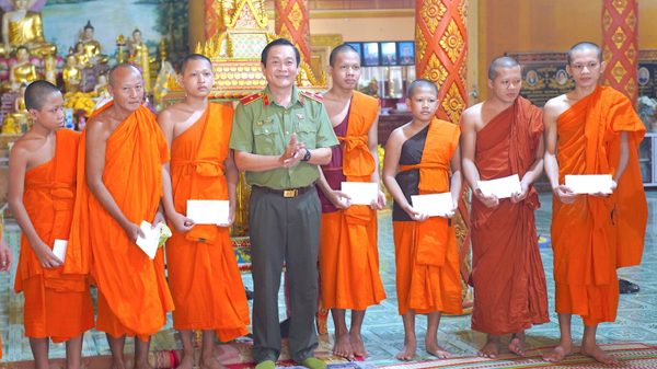 Lãnh đạo tỉnh Cà Mau thăm, chúc mừng lễ Sene Dolta đồng bào Khmer