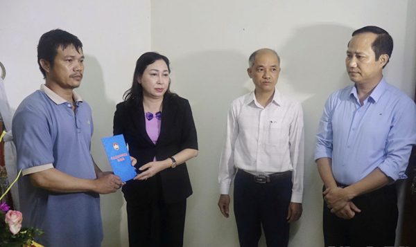 Lãnh đạo tỉnh Ninh Bình thăm hỏi gia đình 2 nạn nhân bị sét đánh
