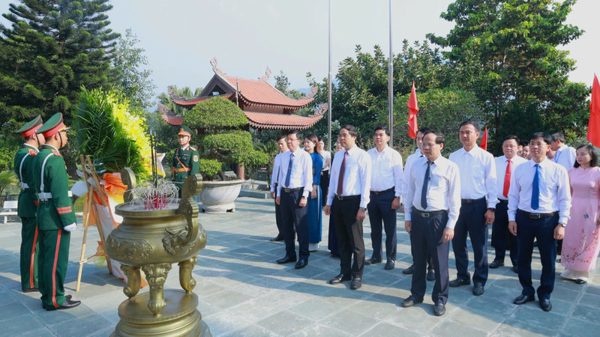 Lãnh đạo tỉnh Thái Nguyên dâng hương tri ân các bậc tiền bối cách mạng và Anh hùng liệt sĩ