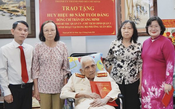 Lãnh đạo TP.HCM trao Huy hiệu Đảng đến các đảng viên lão thành