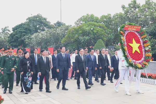 Lãnh đạo TPHCM viếng các Anh hùng liệt sĩ, Chủ tịch Hồ Chí Minh