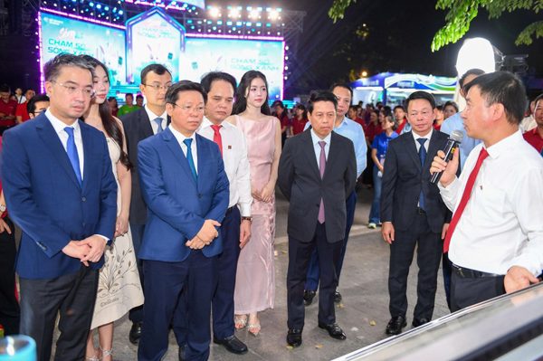 Lãnh đạo Trung ương, Ngân hàng Nhà nước trải nghiệm thanh toán số tại gian hàng Agribank