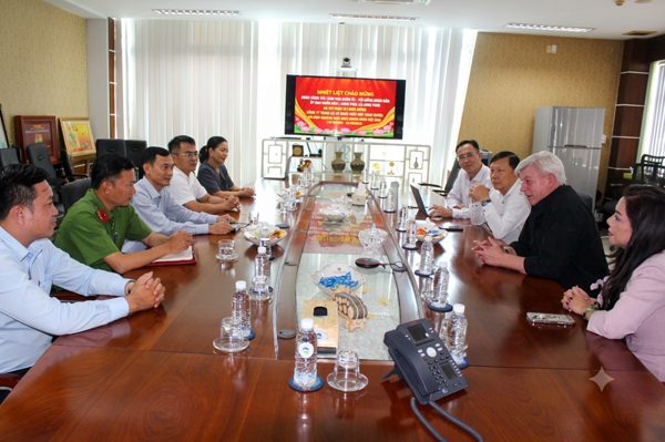 Lãnh đạo xã Hưng Long thăm và chúc mừng Công ty VWS nhân Ngày Doanh nhân Việt Nam