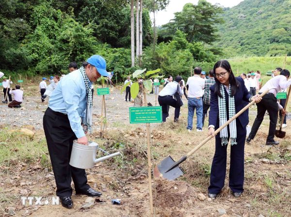Lãnh sự quán các nước châu Á dự “Hành trình hữu nghị - Thành phố mang tên Bác”