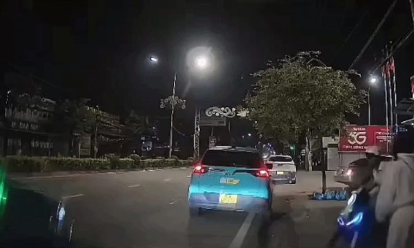 Lao ra đường sau tranh cãi, người đàn ông bị xe khách tông