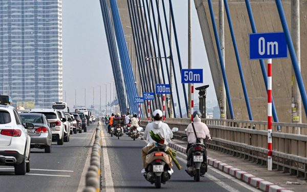 Lắp biển giữ khoảng cách trên cầu Nhật Tân, dân lo ùn tắc, lãnh đạo Sở Xây dựng Hà Nội nói gì?