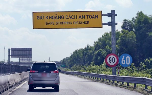 Lắp đặt biển báo, vạch kẻ xác định khoảng cách an toàn trên cao tốc từ Khánh Hòa đến Quảng Ngãi