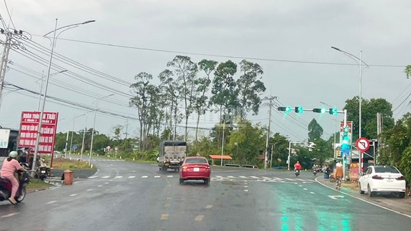 Lắp đặt hoàn thiện đèn tín hiệu tuyến tránh quốc lộ sau phản ánh của Báo Nhân Dân