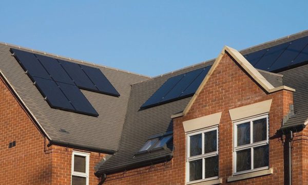 Lắp điện mặt trời giúp người Anh tiết kiệm đến 800 USD mỗi năm