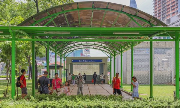 Lắp mái che, nhà chờ nối trạm xe buýt với ga metro