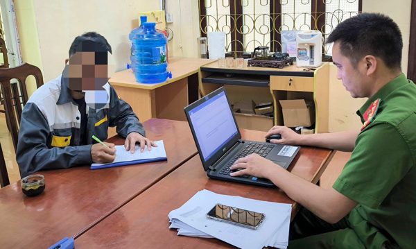 Lập nhóm kín, dùng ám hiệu để báo chốt của cảnh sát giao thông