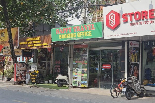 Lập Tổ công tác xử lý biển hiệu tiếng nước ngoài tràn lan ở "phố Tây"