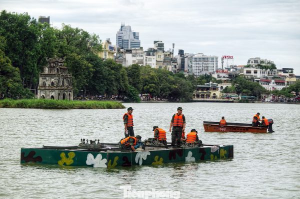 Lắp trận địa pháo hoa trên mặt nước Hồ Tây, Hồ Hoàn Kiếm