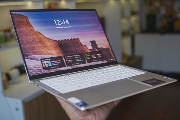 Laptop AI mỏng nhẹ giá gần 60 triệu đồng