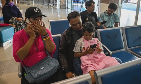 Lật phà chở hơn 240 người ngoài khơi Indonesia