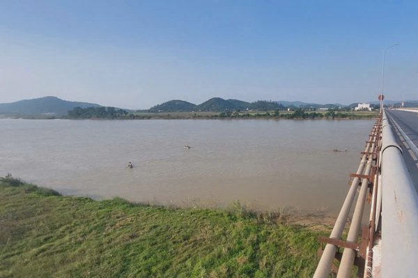 Lật thuyền, 2 vợ chồng mất tích trên sông Lam