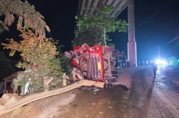 Lật xe đầu kéo, thùng hàng đổ xuống nhà dân, 3 người tử vong