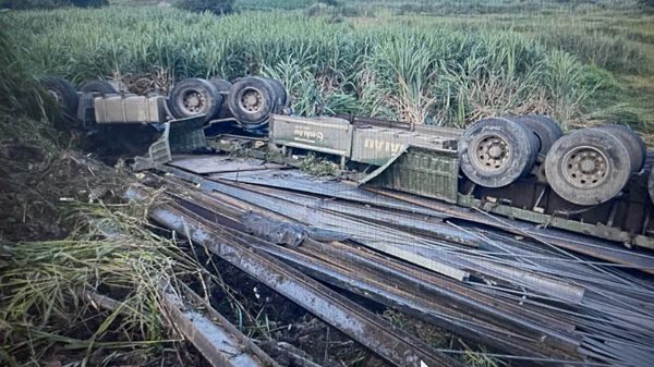 Lật xe đầu kéo trên đường Trường Sơn Đông đoạn qua tỉnh Đắk Lắk khiến 2 người tử vong