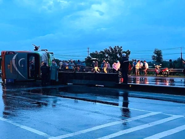 Lật xe khách trên Quốc lộ 1 ở Lâm Đồng, 8 người bị thương