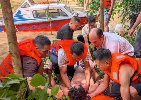 Lật xuồng khi đưa bệnh nhân đi cấp cứu giữa mưa lũ, 7 người được cứu sống