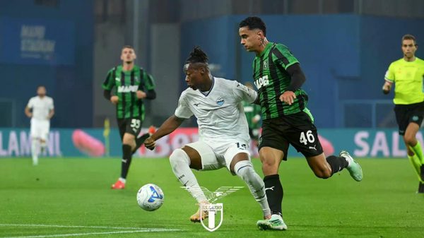 Lazio thắng đậm Sassuolo, vươn lên dẫn đầu Serie A