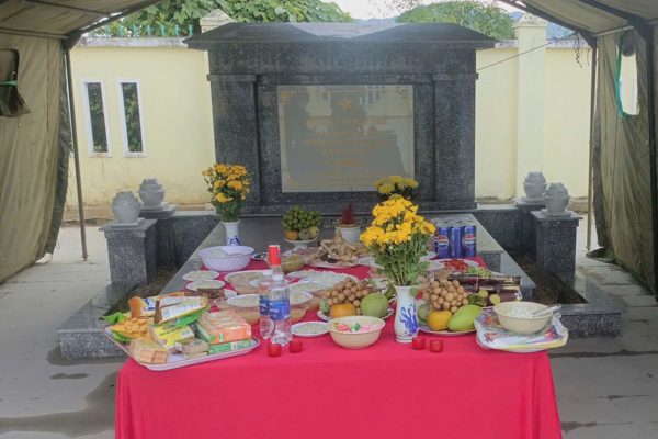 Lễ cúng 17 nén hương, dài 17 phút trước ngôi mộ tập thể 17 liệt sĩ