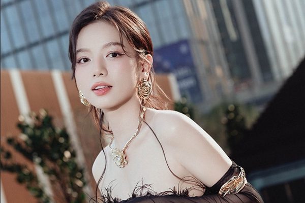 Lê Hạ Anh sau phim 700 tỷ được săn đón, ngày càng gợi cảm và không vội kết hôn