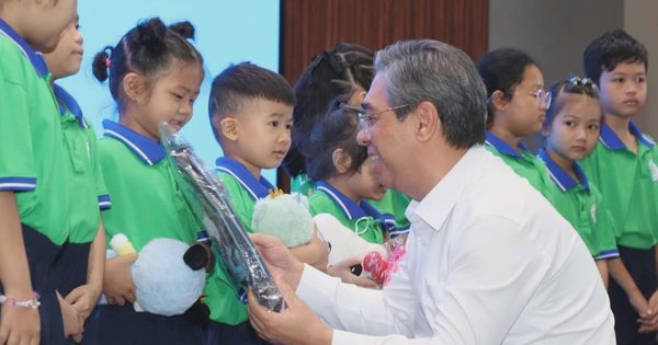 Lễ khai giảng đặc biệt của bệnh nhi ung thư: 'Con mong hết bệnh để đến trường'