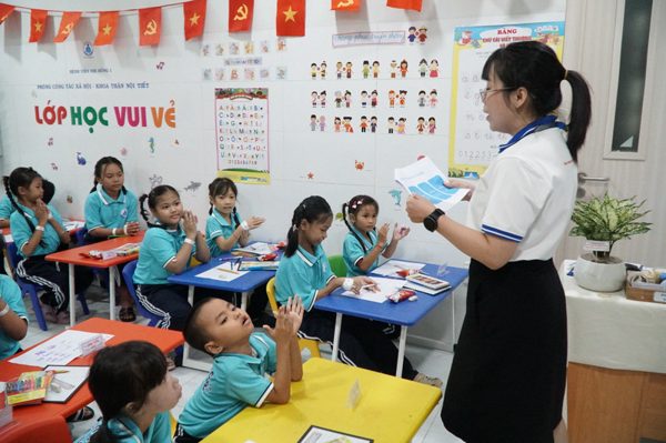 Lễ khai giảng đặc biệt của những học sinh 'ngồi một chút là mệt'