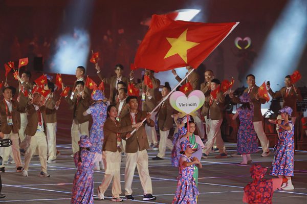 Lễ khai mạc ASIAD 20: Thanh Thúy, Quang Kiệt cầm cờ cho đoàn Việt Nam