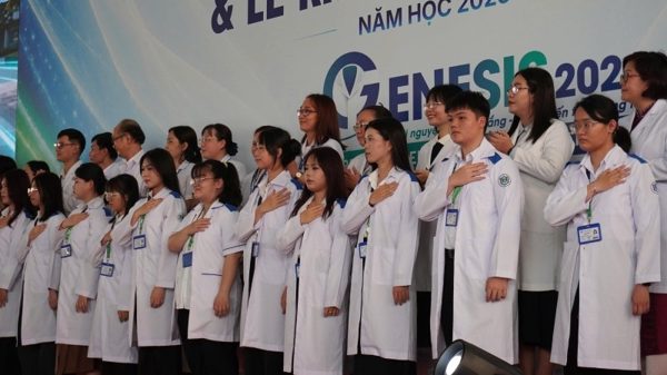 Lễ Khoác blouse trắng của Trường đại học Khoa học sức khỏe