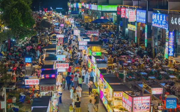 Lễ Quốc khánh Trung Quốc: Biển người ở các khu du lịch, lượng khách đi tàu đạt kỷ lục