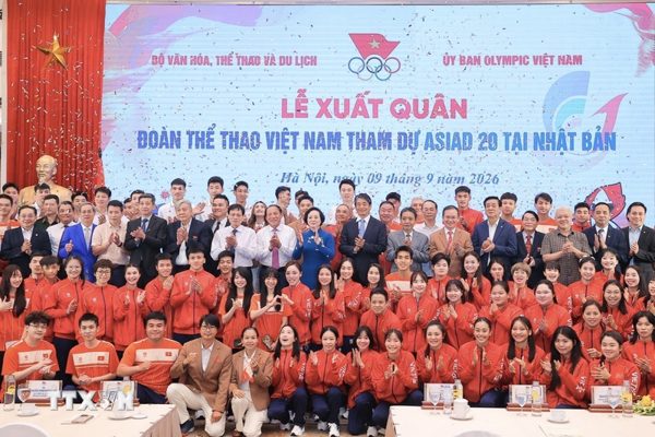 Lê Thanh Thúy và Đinh Quang Kiệt cầm cờ Đoàn Việt Nam tại khai mạc ASIAD 20