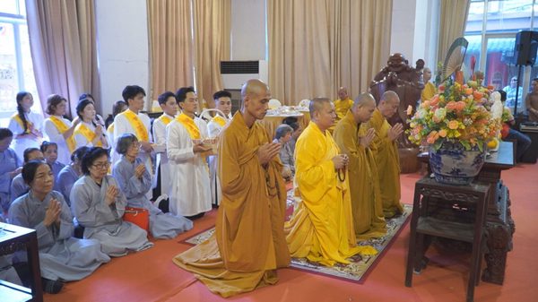 Lễ Vu Lan ở chùa Minh Đạo: Những đóa hồng thắm rơi trên ngực áo hiếu hạnh