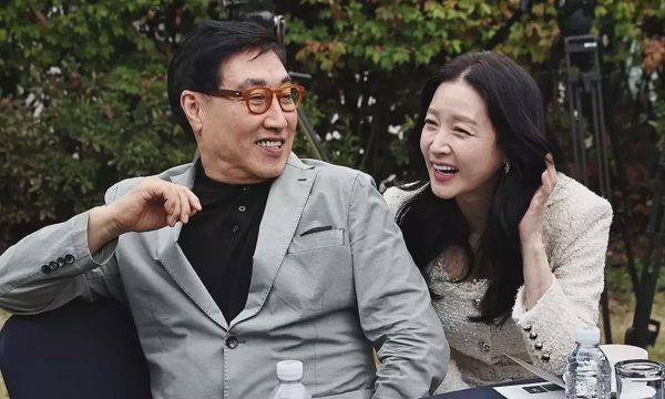 Lee Young Ae sánh đôi chồng